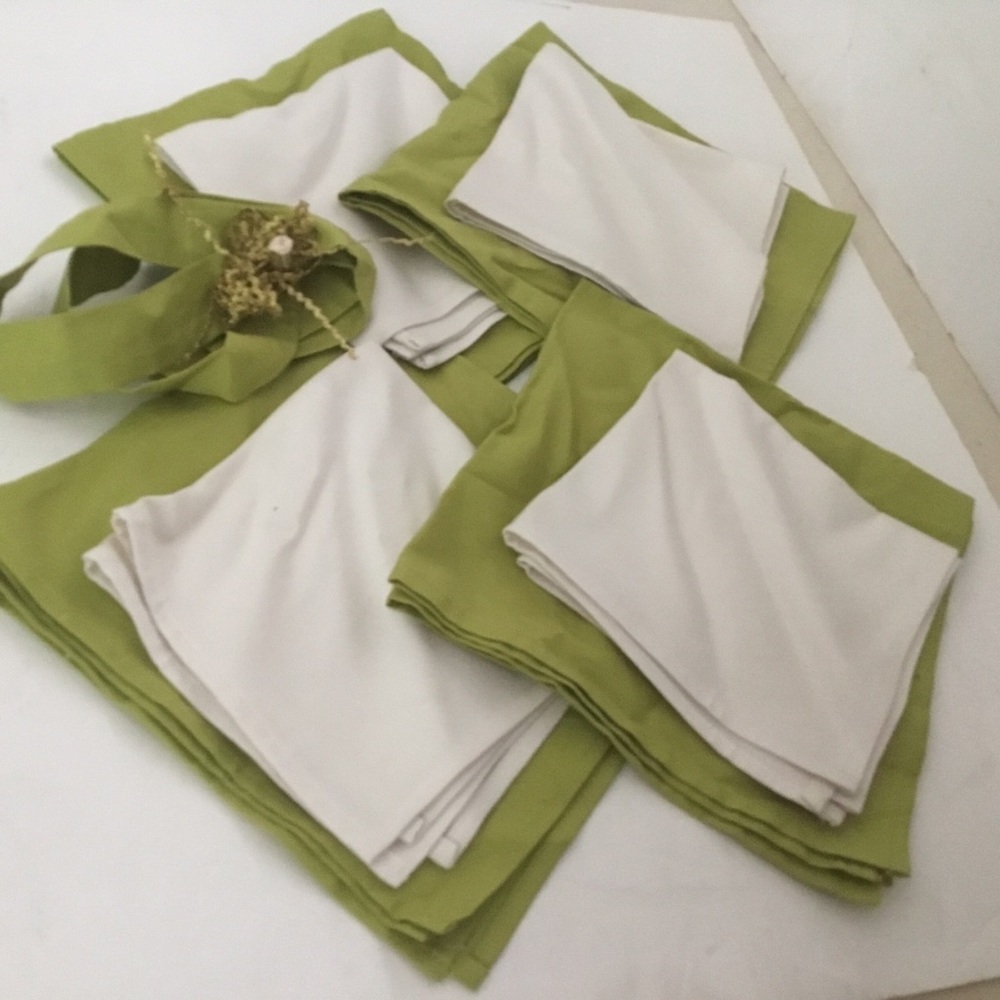 Green and white napkins. Set of 8